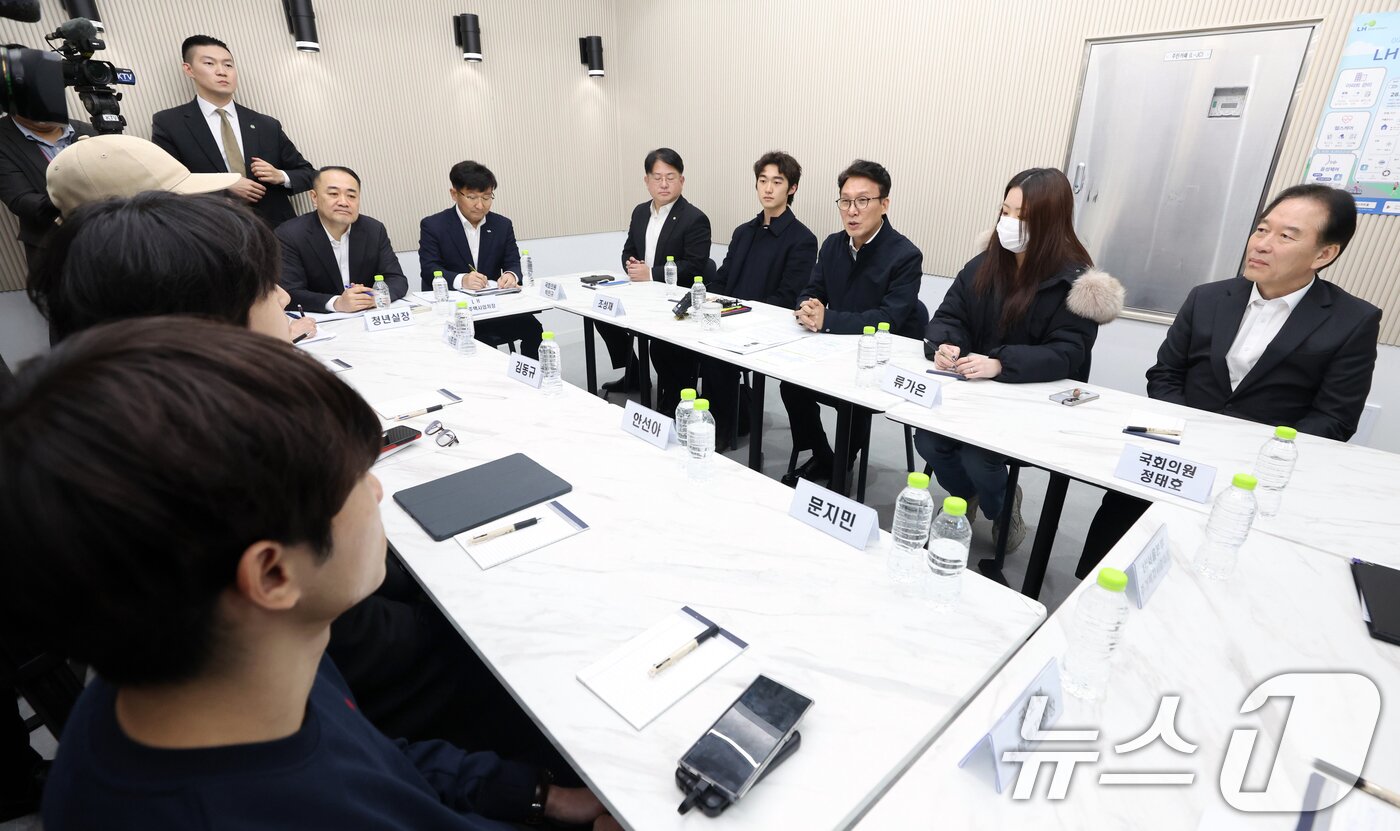 본문 이미지 - 김민석 국무총리가 6일 오후 서울 관악구 청년 공공임대주택(행복주택)에서 열린 '젊은 한국 투어' 청년 공공임대주택 거주 청년과의 간담회에서 애로사항 및 건의사항을 청취하고 있다. 2026.3.6 ⓒ 뉴스1 김명섭 기자