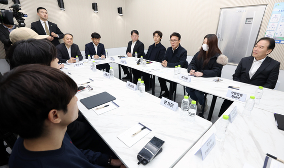 김민석 총리, 청년 행복주택서 주거 애로 듣다