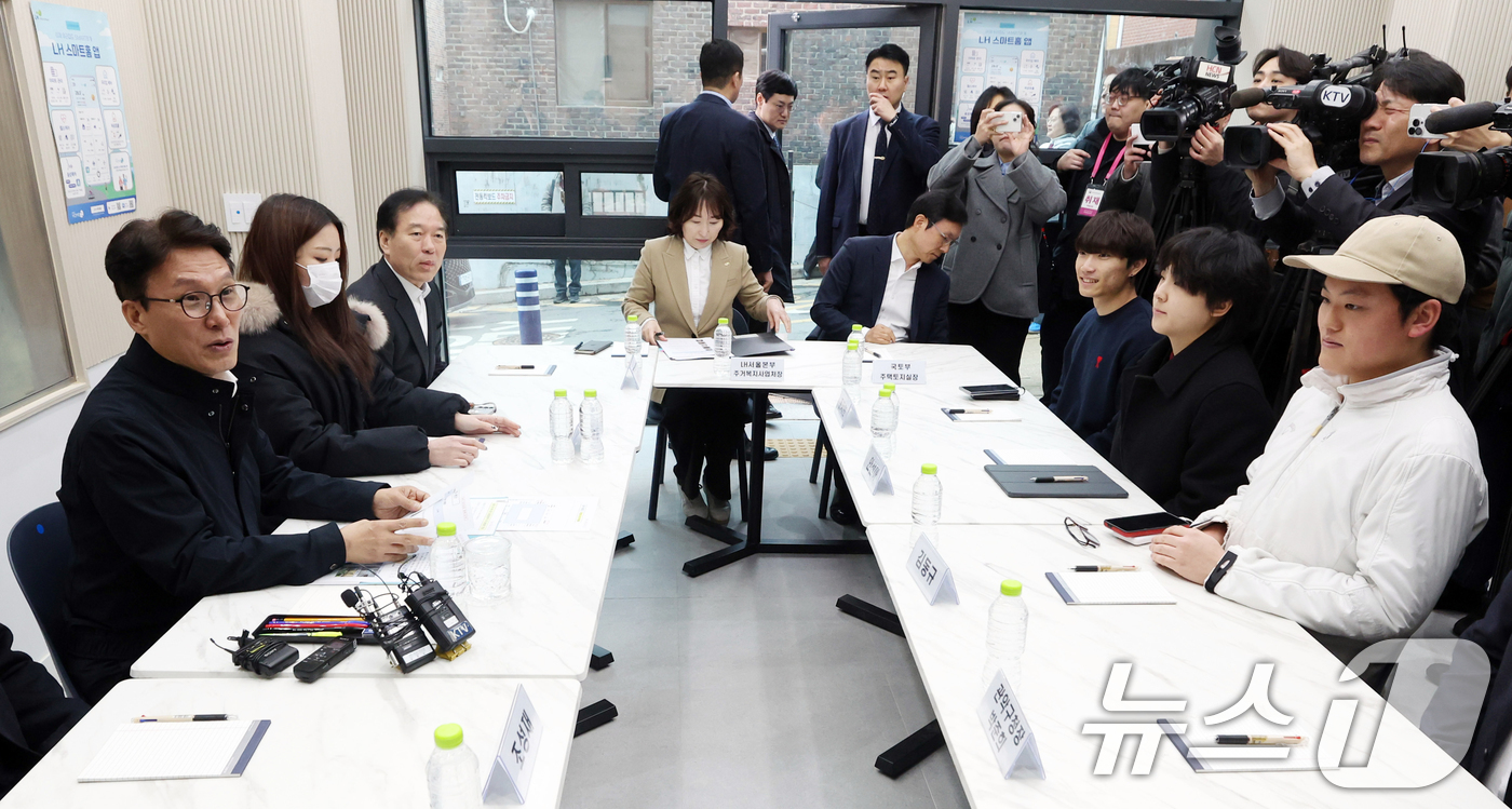 (서울=뉴스1) 김명섭 기자 = 김민석 국무총리가 6일 오후 서울 관악구 청년 공공임대주택(행복주택)에서 열린 '젊은 한국 투어' 청년 공공임대주택 거주 청년과의 간담회에서 애로사 …