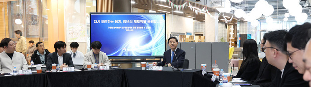 창업 청년들과 의견 나누는 구윤철 부총리