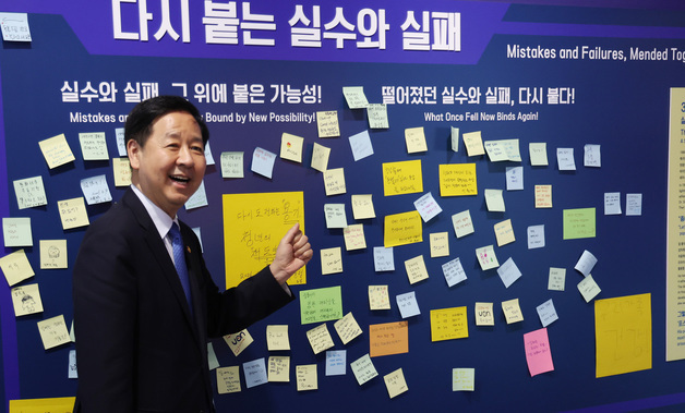 재도전 창업 청년들에게 응원 메시지 보내는 구윤철 부총리