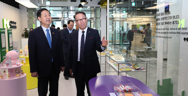 스타트업 파크 재도전 혁신 캠퍼스 시설 둘러보는 구윤철 부총리
