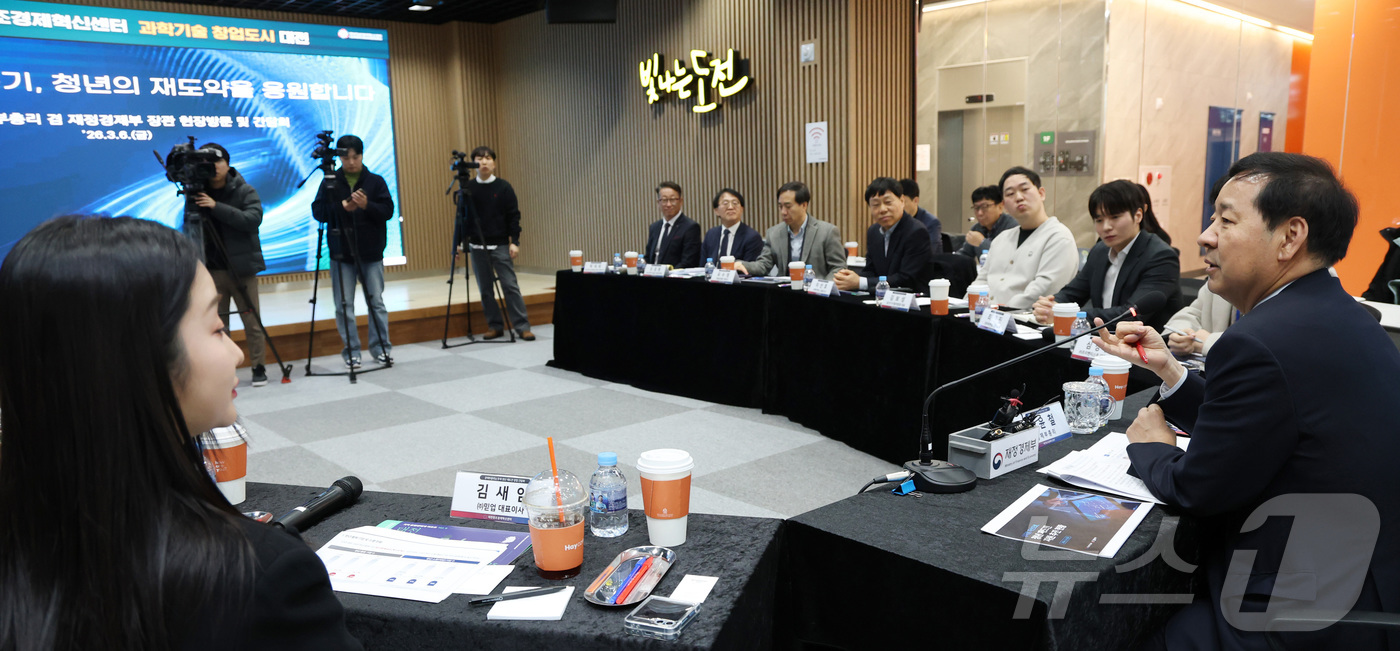 (세종=뉴스1) 김기남 기자 = 구윤철 부총리 겸 재정경제부 장관이 9일 오후 대전시 유성구 대전 스타트업파크를 방문하여 재도전 창업 청년 및 전문가들과 '청년 재도전 창업 관련 …