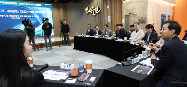 재도전 창업 청년들과 의견 나누는 구윤철 부총리