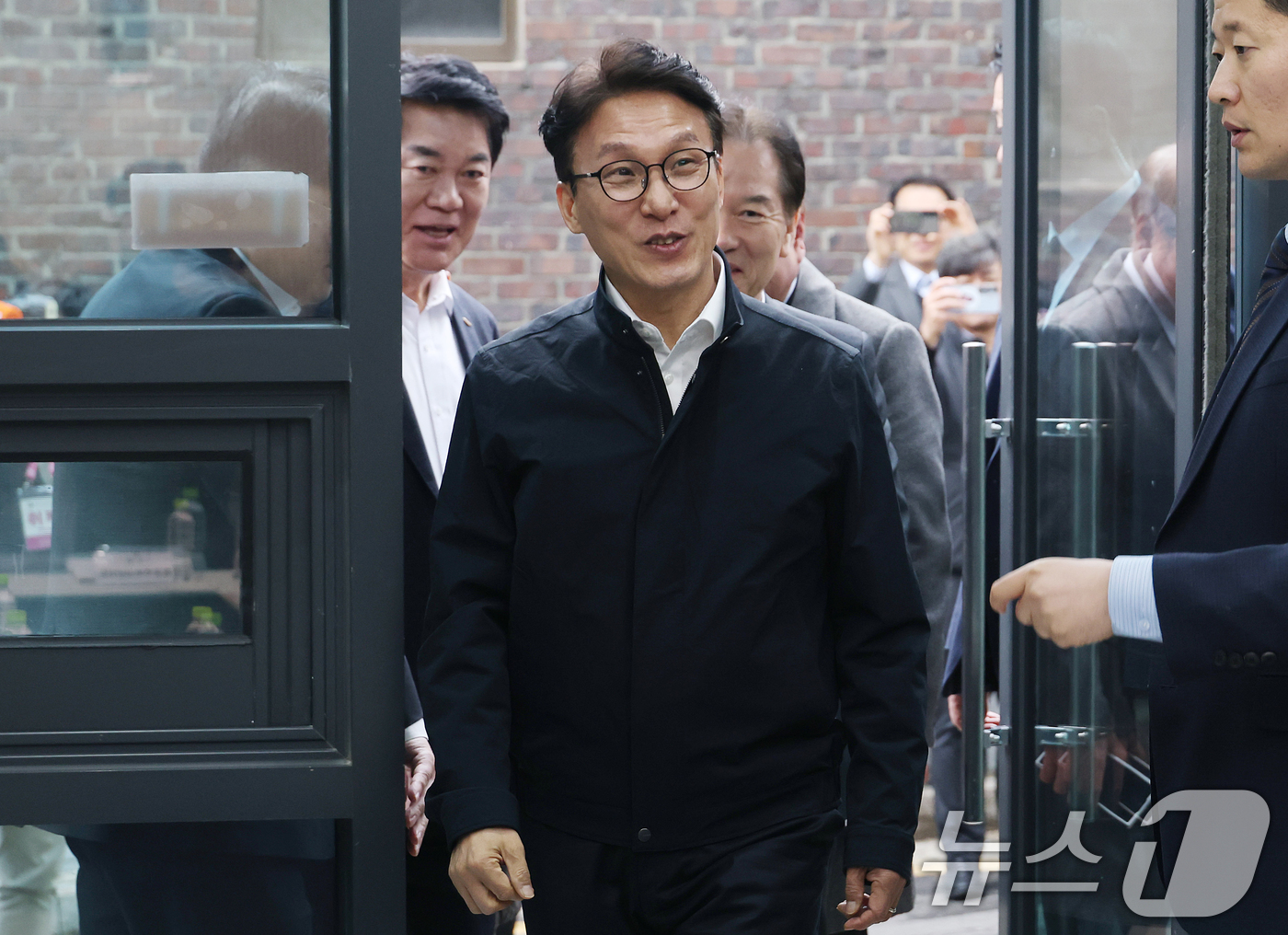 (서울=뉴스1) 김명섭 기자 = 김민석 국무총리가 6일 오후 서울 관악구 청년 공공임대주택(행복주택)에서 열린 '젊은 한국 투어' 청년 공공임대주택 거주 청년과의 간담회에 참석하고 …