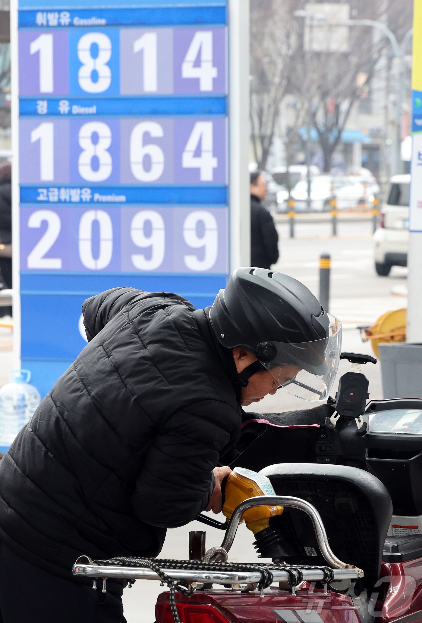 (서울=뉴스1) 김진환 기자 = 6일 오후 서울 시내 한 주유소에 유류 가격이 표시돼 있다.정부가 국제유가 상승 국면을 틈탄 가격 담합이나 매점매석 등 불법 행위에 대해 엄정 단속 …