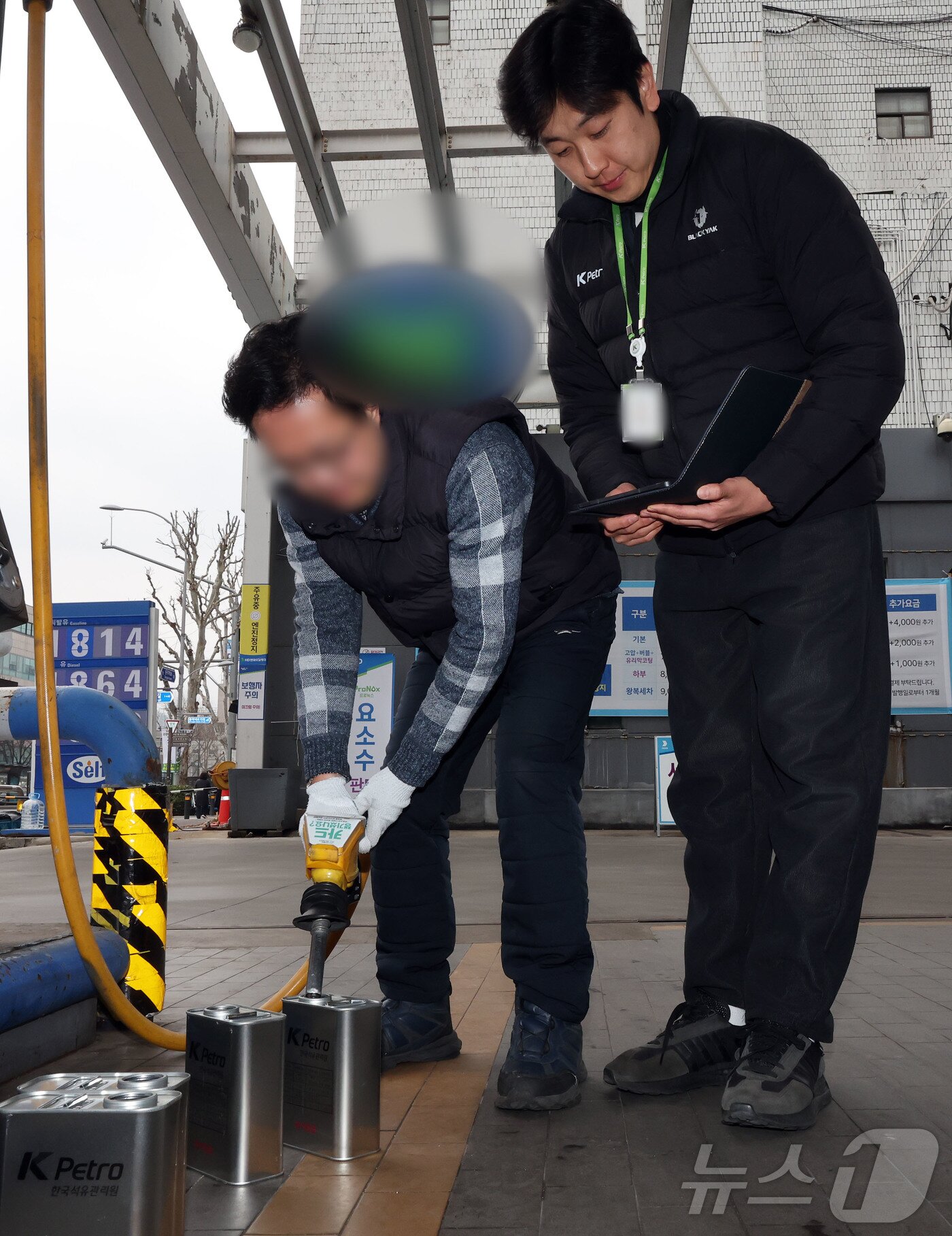 본문 이미지 - 정부가 국제유가 상승 국면을 틈탄 가격 담합이나 매점매석 등 불법 행위에 대해 엄정 단속에 나서겠다고 밝힌 6일 오후 서울의 한 주유소에서 한국석유관리원 및 주유소 관계자가 품질검사를 하고 있다. 2026.3.6 ⓒ 뉴스1 김진환 기자