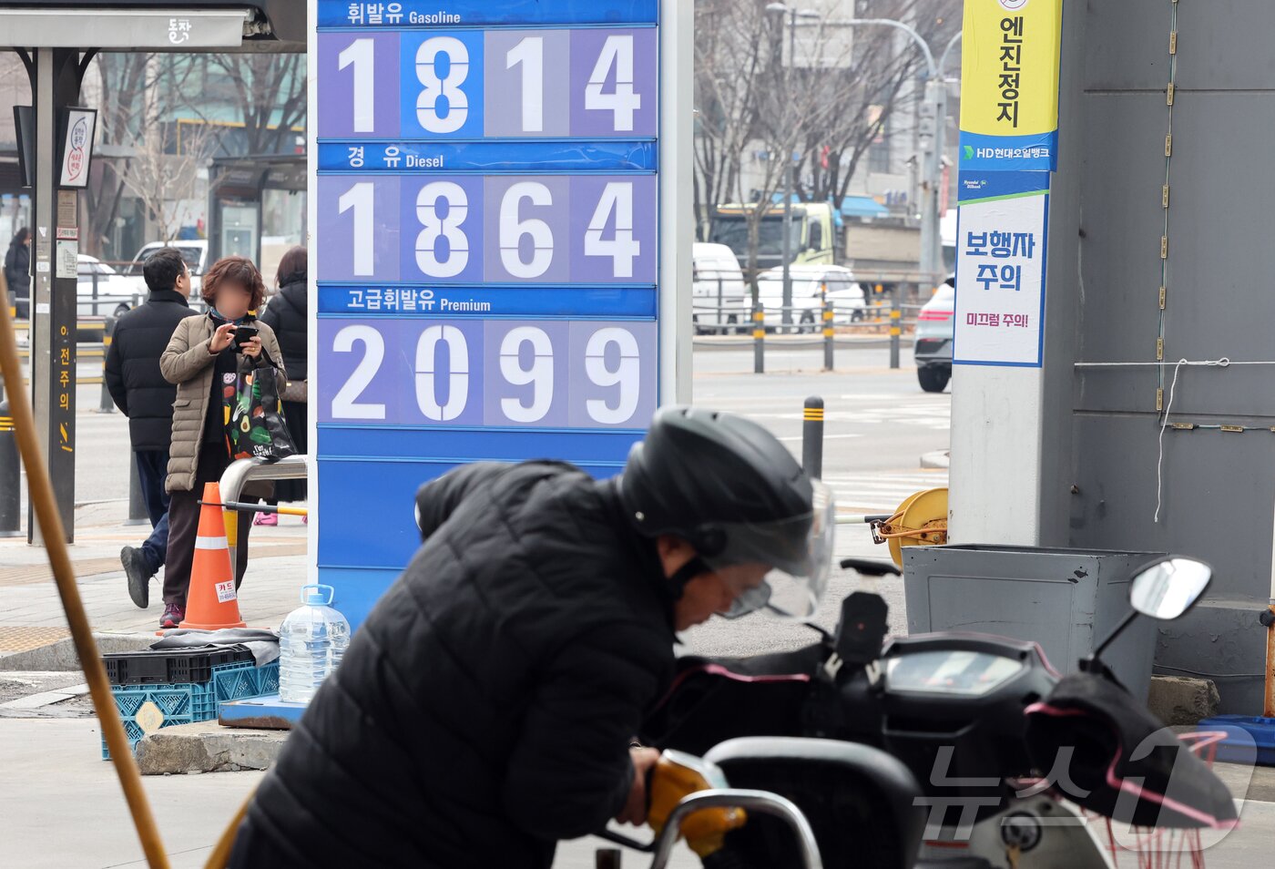 본문 이미지 - 6일 오후 서울 시내 한 주유소에 유류 가격이 표시돼 있다. 정부가 국제유가 상승 국면을 틈탄 가격 담합이나 매점매석 등 불법 행위에 대해 엄정 단속에 나서겠다고 밝힌 가운데 경유 가격이 휘발유 가격을 제쳤다. 이날 한국석유공사 유가정보시스템 오피넷에 따르면 이날 오전 9시 기준 전국 주유소 평균 휘발유 가격은 전날보다 22.0원 상승한 L당 1천856.3원이며, 경유 가격은 하루 만에 33.4원이 오른 1천863.7원을 기록했다. 2026.3.6 ⓒ 뉴스1 김진환 기자