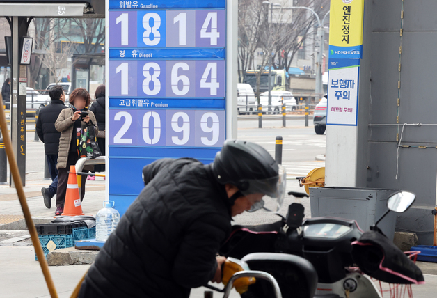 '기름값 급등' 정유-주유소 업계 '네 탓 공방'…협력 합의했지만