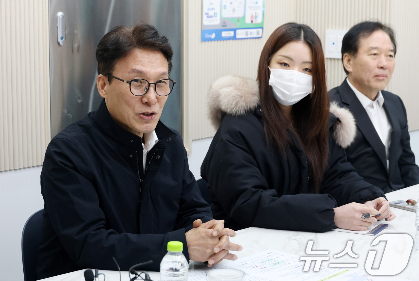 (서울=뉴스1) 김명섭 기자 = 김민석 국무총리가 6일 오후 서울 관악구 청년 공공임대주택(행복주택)에서 열린 '젊은 한국 투어' 청년 공공임대주택 거주 청년과의 간담회에서 발언하 …