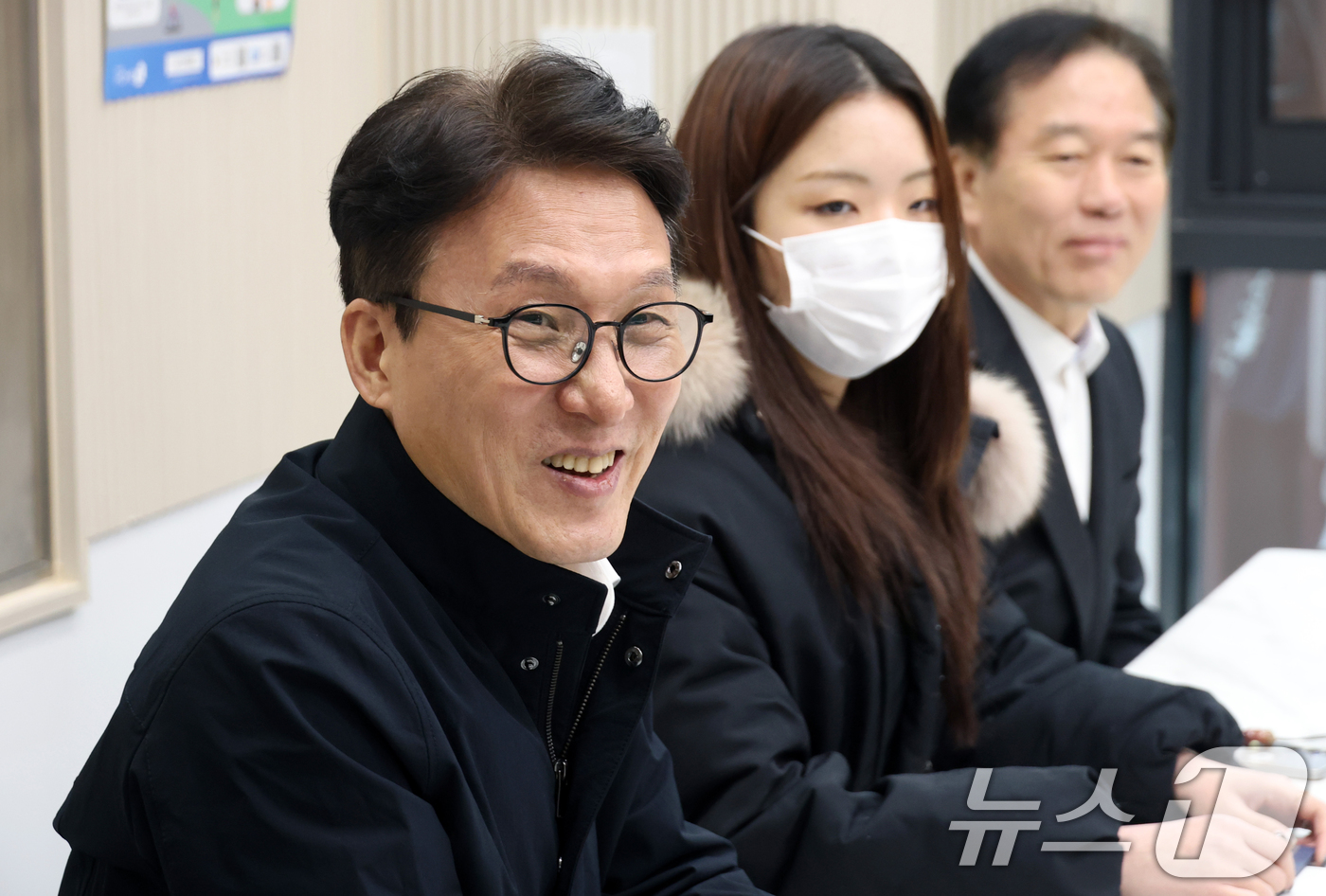 (서울=뉴스1) 김명섭 기자 = 김민석 국무총리가 6일 오후 서울 관악구 청년 공공임대주택(행복주택)에서 열린 '젊은 한국 투어' 청년 공공임대주택 거주 청년과의 간담회에서 발언하 …