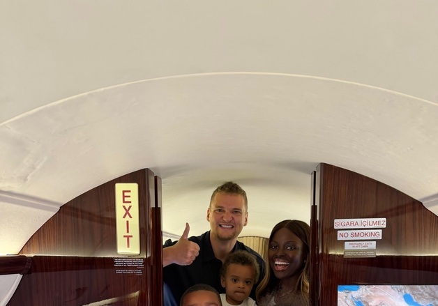 "3억이면 전세기, 왜 안하지"…英인플루언서 두바이 탈출기 뭇매