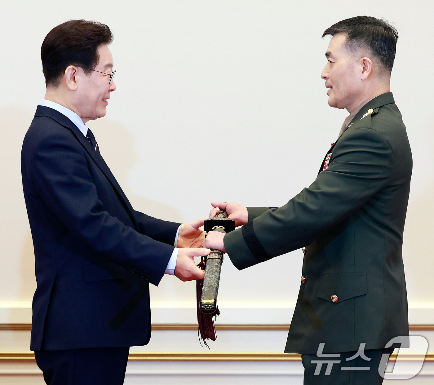 (서울=뉴스1) 허경 기자 = 이재명 대통령이 6일 청와대 영빈관에서 열린 2026년 준장 진급 장성 삼정검 수여식에서 박정훈 국방부 조사본부장(준장)에게 삼정검을 수여하고 있다. …