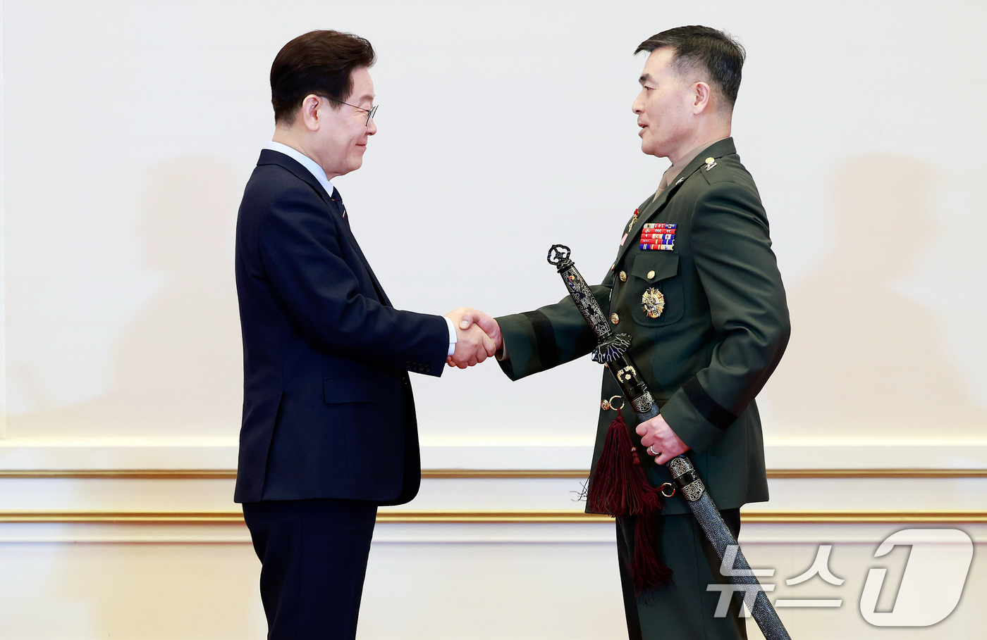 (서울=뉴스1) 허경 기자 = 이재명 대통령이 6일 청와대 영빈관에서 열린 2026년 준장 진급 장성 삼정검 수여식에서 박정훈 국방부 조사본부장(준장)에게 삼정검을 수여하고 있다. …