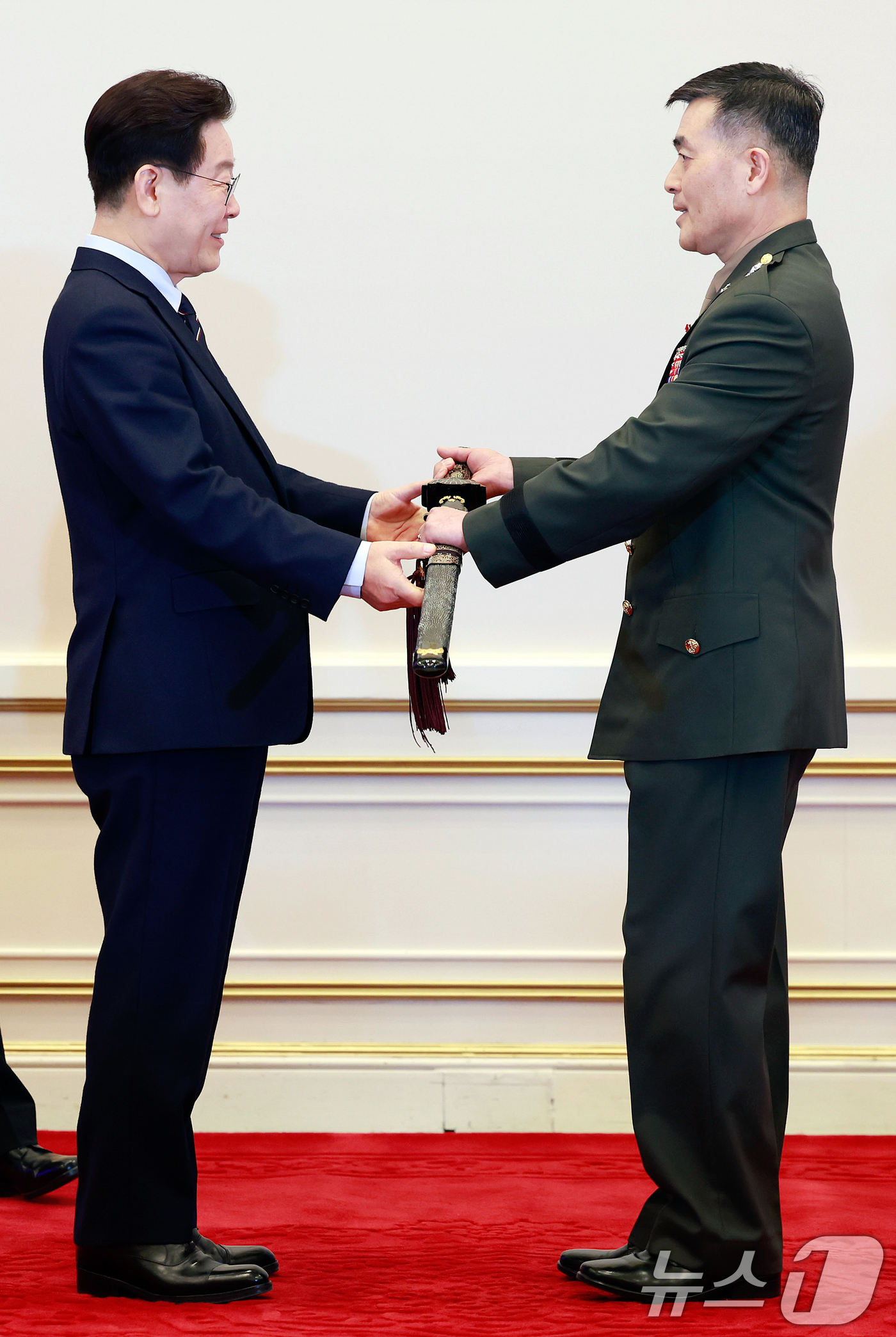 (서울=뉴스1) 허경 기자 = 이재명 대통령이 6일 청와대 영빈관에서 열린 2026년 준장 진급 장성 삼정검 수여식에서 박정훈 국방부 조사본부장(준장)에게 삼정검을 수여하고 있다. …