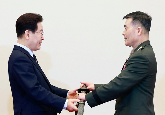 박정훈 준장에게 삼정검 수여하는 이재명 대통령