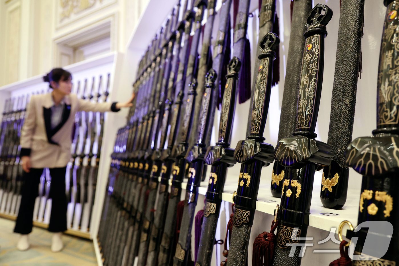 (서울=뉴스1) 허경 기자 = 6일 청와대 영빈관에서 열린 2026년 준장 진급 장성 삼정검 수여식에서 진급자들에게 수여될 삼정검이 놓여져 있다. 2026.3.6/뉴스1