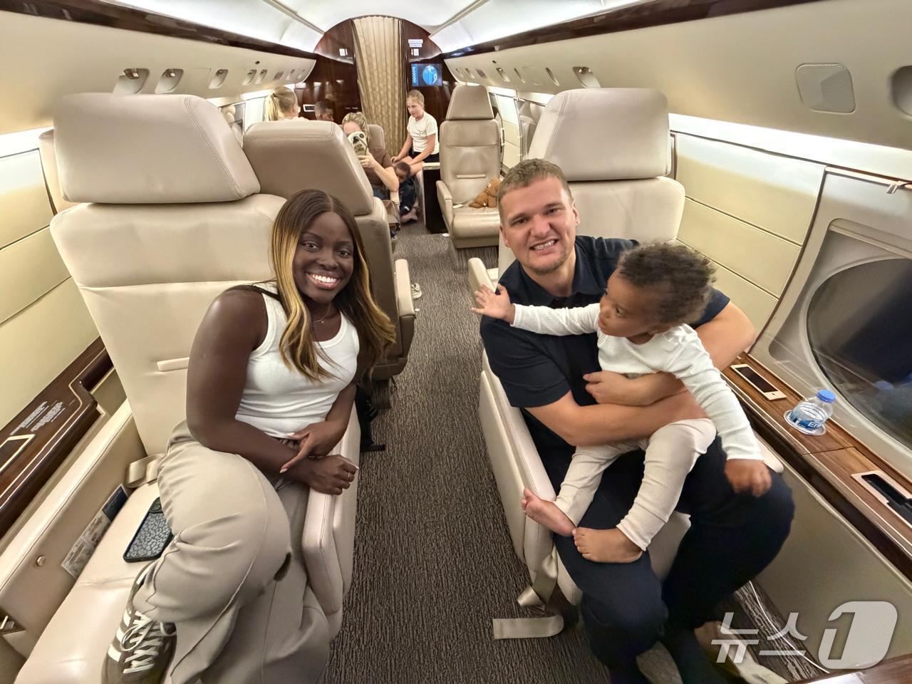 본문 이미지 - 영국 인플루언서 사무엘 리즈가 4일(현지시간) 자신의 페이스북에 15만 파운드를 지불해 전세기를 빌린 뒤 가족들과 함께 두바이를 탈출하는 영상과 사진을 올렸다. (출처=사무엘 리즈 페이스북)  2026.3.6./뉴스1