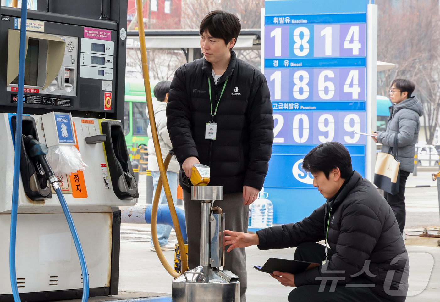 (서울=뉴스1) 김진환 기자 = 정부가 국제유가 상승 국면을 틈탄 가격 담합이나 매점매석 등 불법 행위에 대해 엄정 단속에 나서겠다고 밝힌 6일 오후 서울의 한 주유소에서 지자체 …
