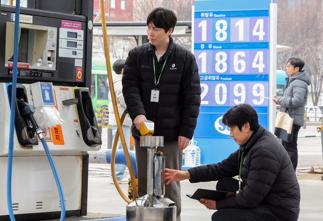 정부, 주유소 현장 점검...폭리에 무관용 원칙