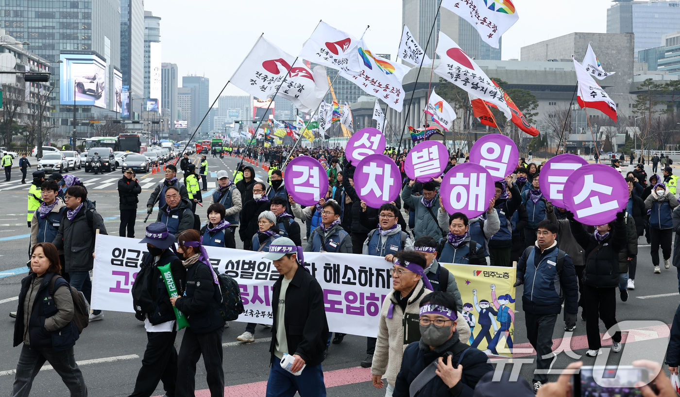 (서울=뉴스1) 최지환 기자 = 민주노총 조합원들이 6일 오후 서울 종로구 광화문 동십자각에서 열린 3.8 세계 여성의 날 전국노동자대회를 앞두고 서울역에서 동십자각까지 행진하고 …