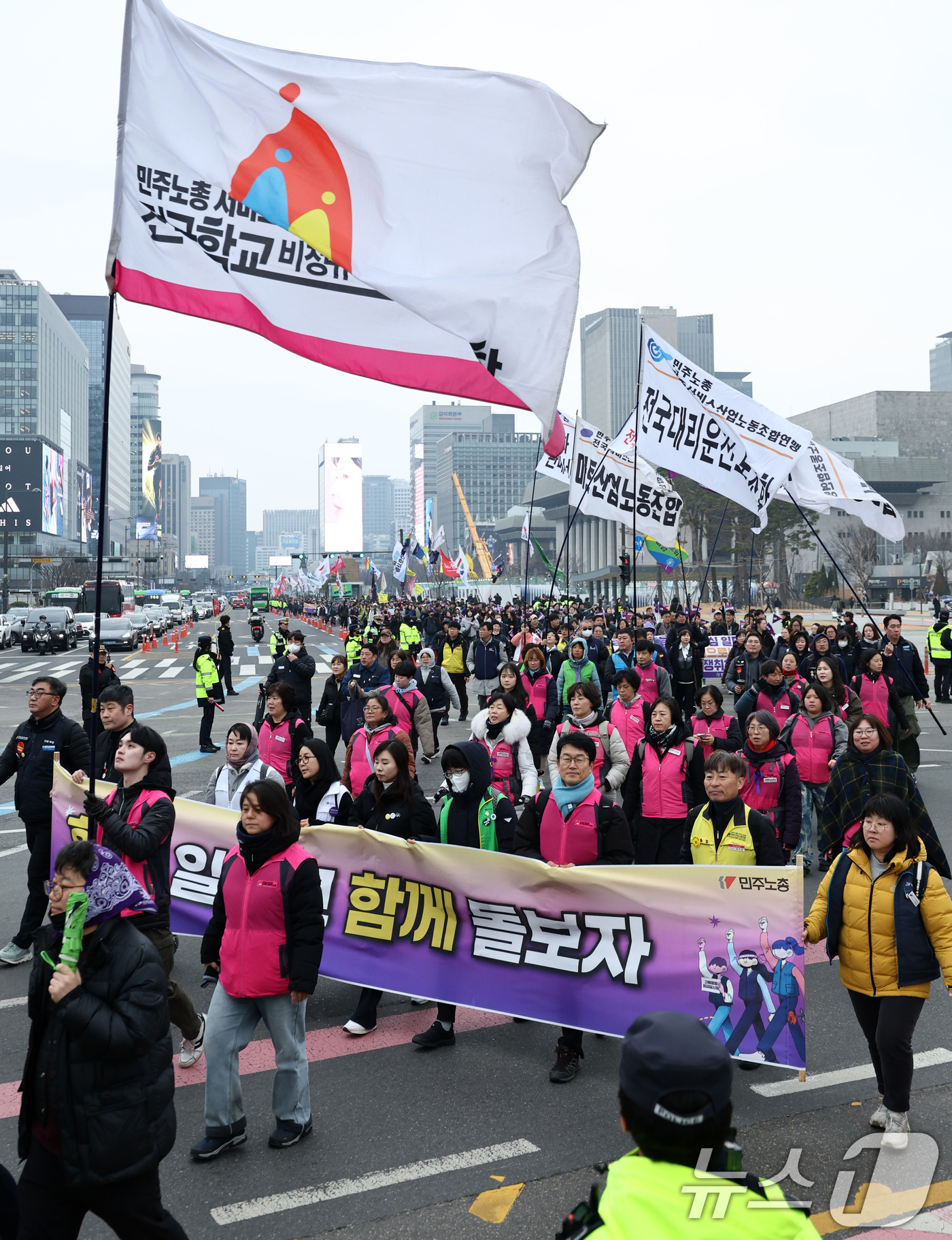 (서울=뉴스1) 최지환 기자 = 민주노총 조합원들이 6일 오후 서울 종로구 광화문 동십자각에서 열린 3.8 세계 여성의 날 전국노동자대회를 앞두고 서울역에서 동십자각까지 행진하고 …