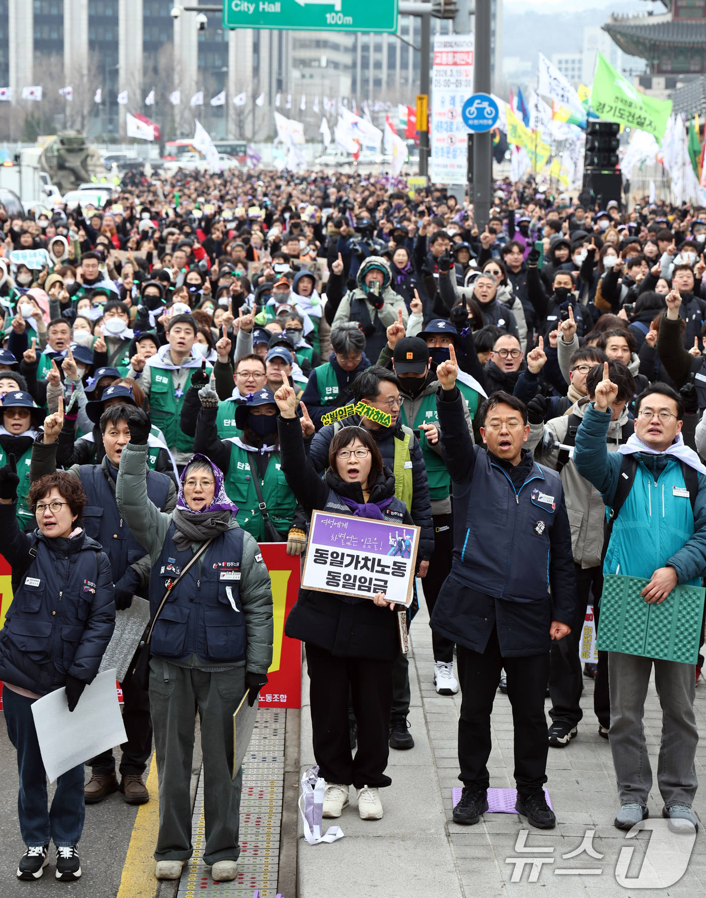 (서울=뉴스1) 최지환 기자 = 민주노총 조합원들이 6일 오후 서울 종로구 광화문 동십자각에서 열린 3.8 세계 여성의 날 전국노동자대회에서 여성 차별 철폐를 요구하는' 3시 스탑 …