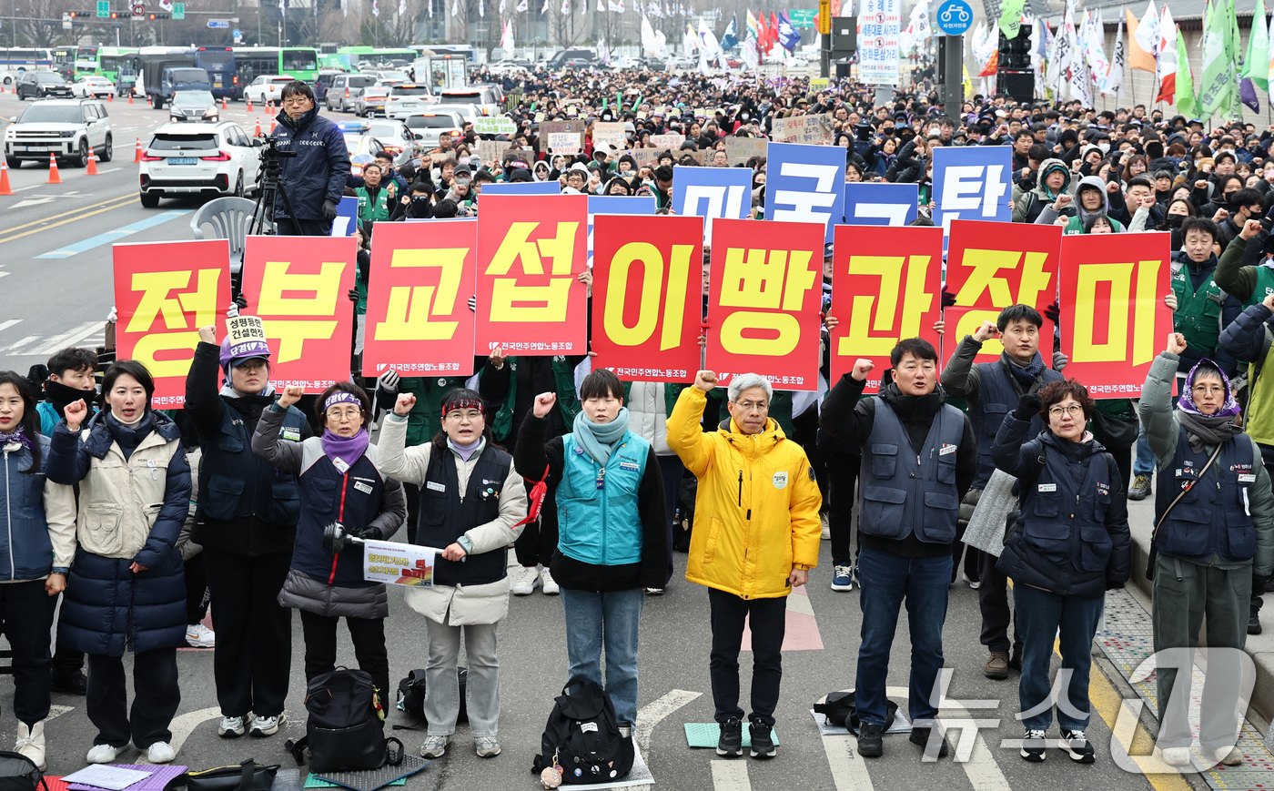 (서울=뉴스1) 최지환 기자 = 민주노총 조합원들이 6일 오후 서울 종로구 광화문 동십자각에서 열린 3.8 세계 여성의 날 전국노동자대회에서 구호를 외치고 있다. 2026.3.6/ …