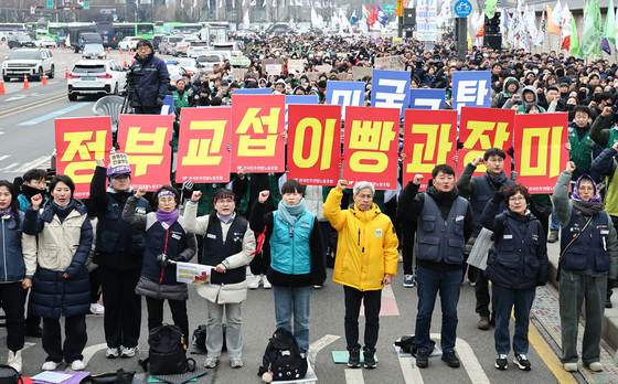 여성의날 앞두고 거리 나온 노동자들 "성평등 임금공시제 도입"