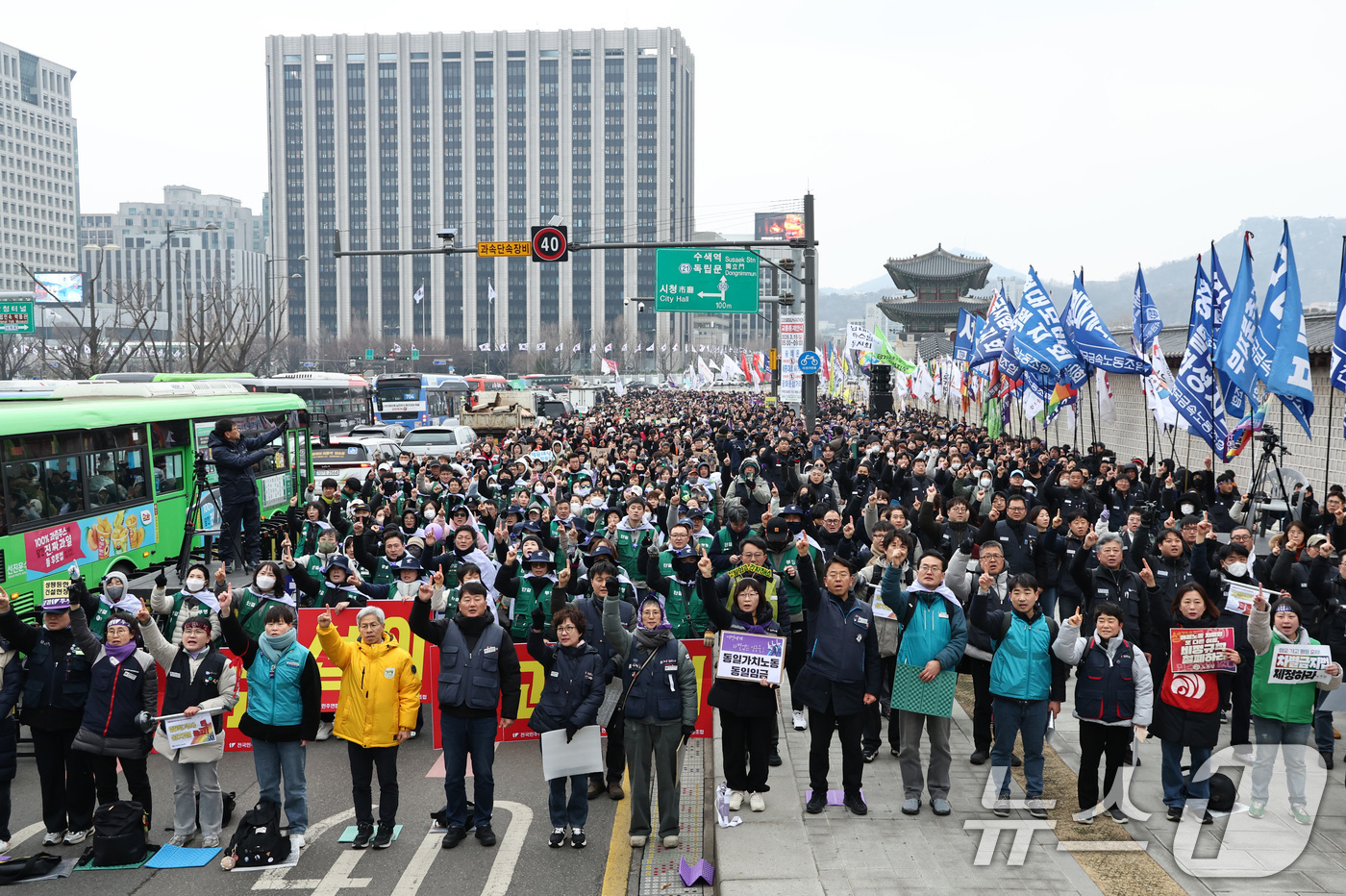 (서울=뉴스1) 최지환 기자 = 민주노총 조합원들이 6일 오후 서울 종로구 광화문 동십자각에서 열린 3.8 세계 여성의 날 전국노동자대회에서 여성 차별 철폐를 요구하는' 3시 스탑 …