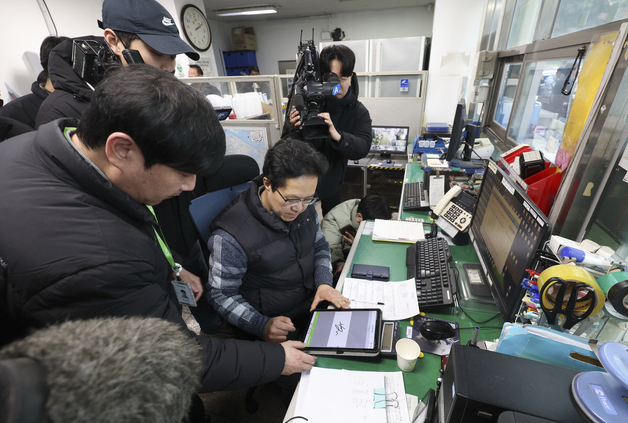 휘발유, 경유 수급거래 상황 점검하는 한국석유관리원 직원들