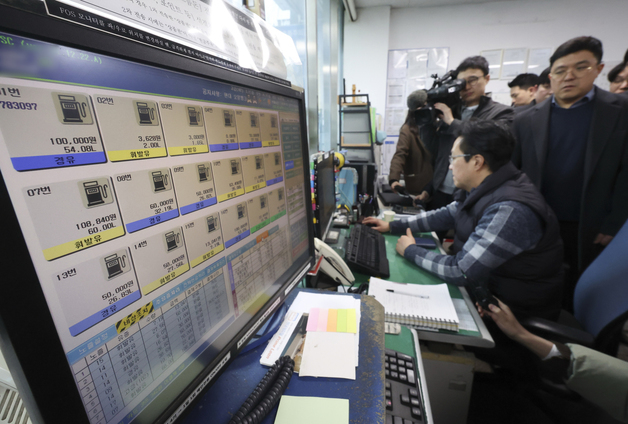 휘발유, 경유 수급거래 상황 점검하는 한국석유관리원 직원들