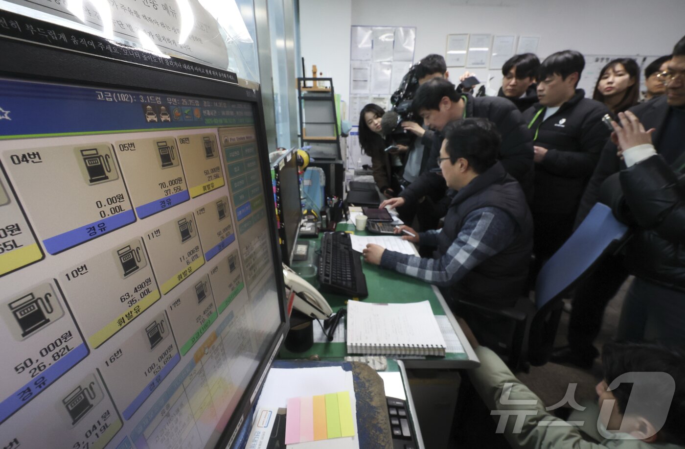 본문 이미지 - 6일 오후 서울 시내의 한 주유소에서 한국석유관리원 직원들이 서류를 보며 휘발유와 경유 수급거래 상황 점검을 하고 있다. (공동취재) 2026.3.6 ⓒ 뉴스1 김진환 기자