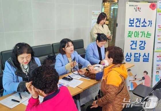 본문 이미지 - 전북자치도 남원시 대강면 행복문화센터에서 전북사회서비스원의 제4차 농촌지역 이동복지사업 '찾아가는 행복 만리길' 프로그램이 진행되고 있다.(전북서비스원제공. 재판매 및 DB금지)2024.11.6/뉴스1