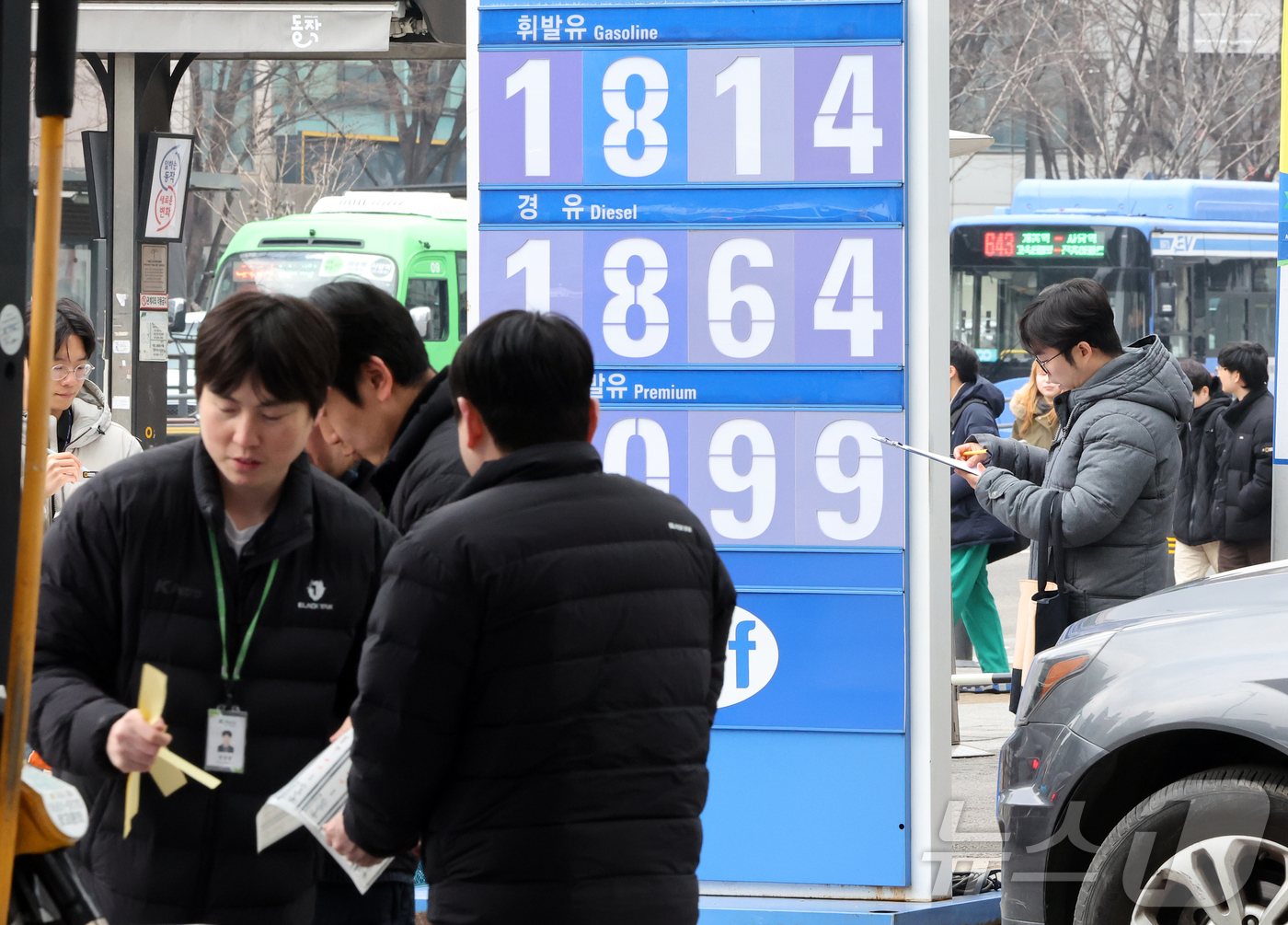 (서울=뉴스1) 김진환 기자 = 정부가 국제유가 상승 국면을 틈탄 가격 담합이나 매점매석 등 불법 행위에 대해 엄정 단속에 나서겠다고 밝힌 6일 오후 서울의 한 주유소에서 한국석유 …