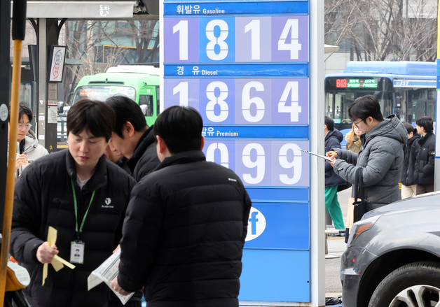 주유소 정량 검사하는 한국석유관리원 직원들과 가격표 점검하는 지자체 공무원들