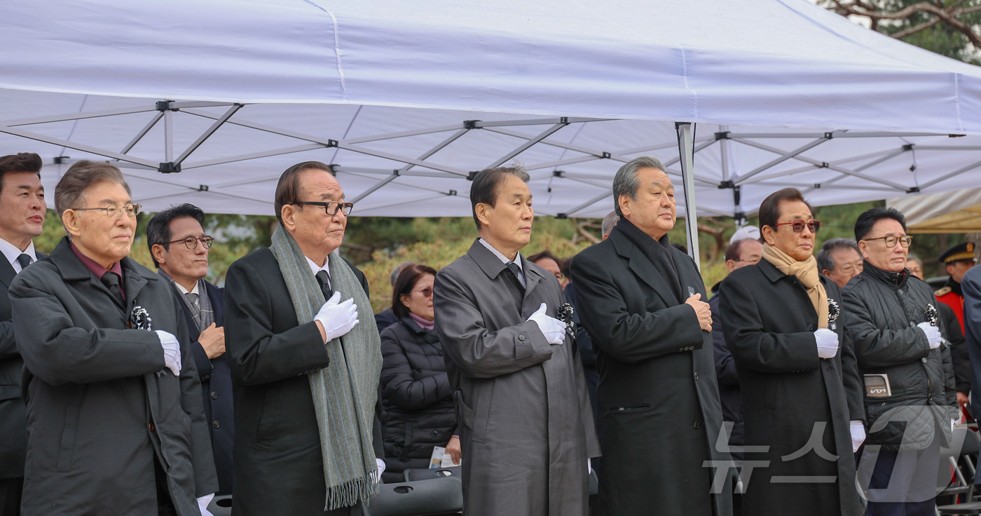 (서울=뉴스1) = 권오을 국가보훈부 장관이 6일 오후 국립서울현충원에서 열린 고 손명순 여사 서거 2주기 추모식에서 참석자들과 함께 국민의례를 하고 있다. (국가보훈부 제공. 재 …