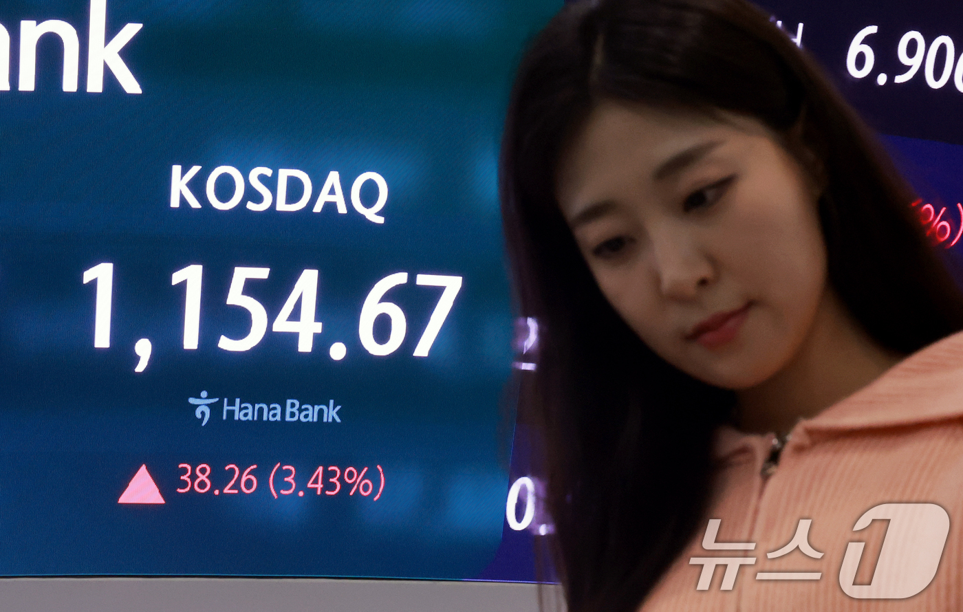 (서울=뉴스1) 이호윤 기자 = 6일 서울 중구 하나은행 본점 딜링룸 전광판에 종가가 표시되고 있다. 이날 코스피 지수는 전일대비 0.97p(0.02%) 오른 5584.87에 코스 …