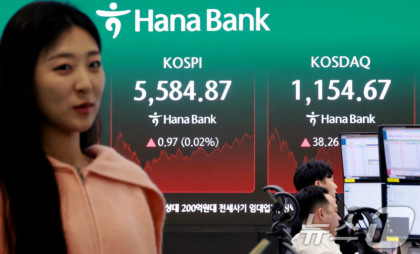 (서울=뉴스1) 이호윤 기자 = 6일 서울 중구 하나은행 본점 딜링룸 전광판에 종가가 표시되고 있다. 이날 코스피 지수는 전일대비 0.97p(0.02%) 오른 5584.87에 코스 …