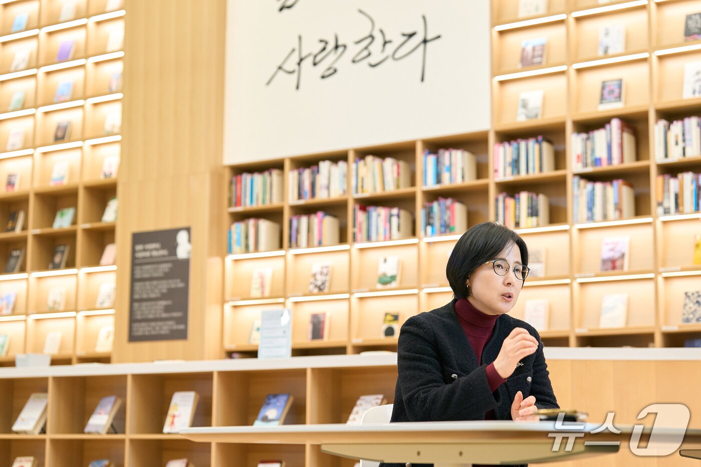 본문 이미지 - 이수희 강동구청장이 3일 강동숲속도서관에서 뉴스1과 인터뷰를 하고 있다. ⓒ 뉴스1