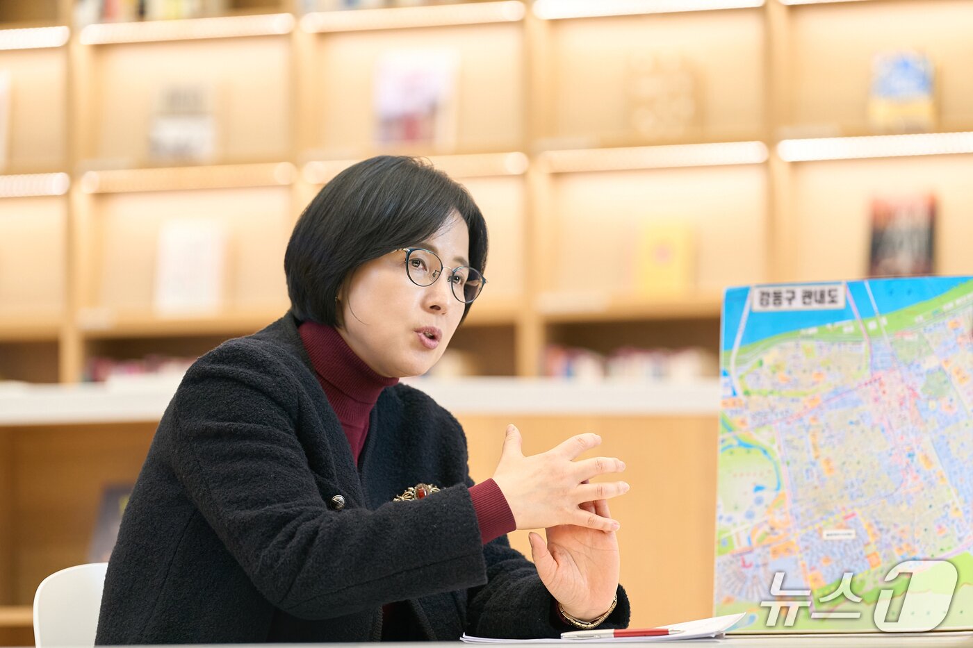 본문 이미지 - 이수희 강동구청장이 3일 강동숲속도서관에서 뉴스1과 인터뷰를 하고 있다. ⓒ 뉴스1
