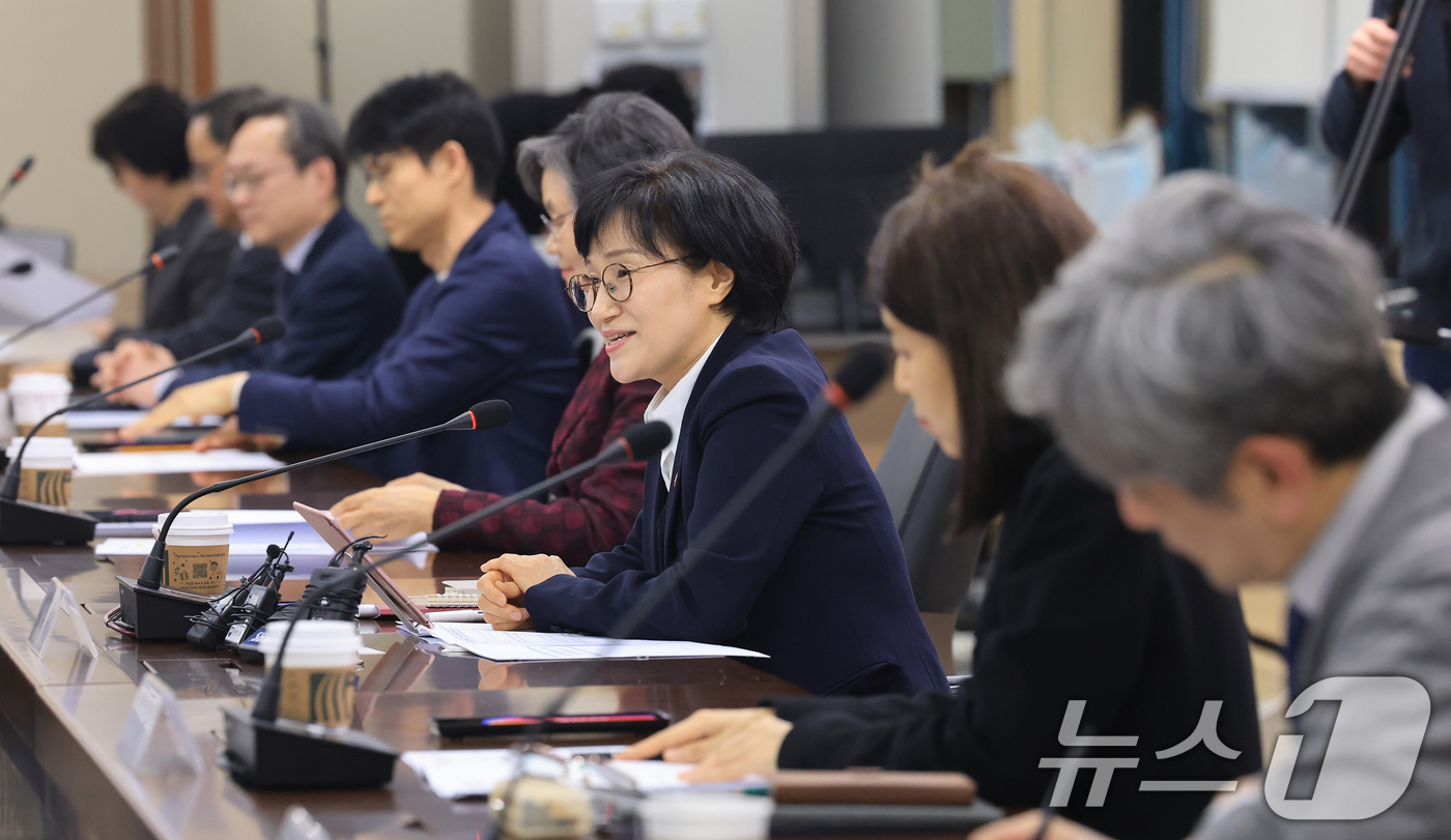 (서울=뉴스1) 임세영 기자 = 원민경 성평등가족부 장관이 6일 서울 종로구 정부서울청사에서 열린 형사미성년자(촉법소년) 사회적 대화협의체 회의에서 모두발언을 하고 있다. 2026 …
