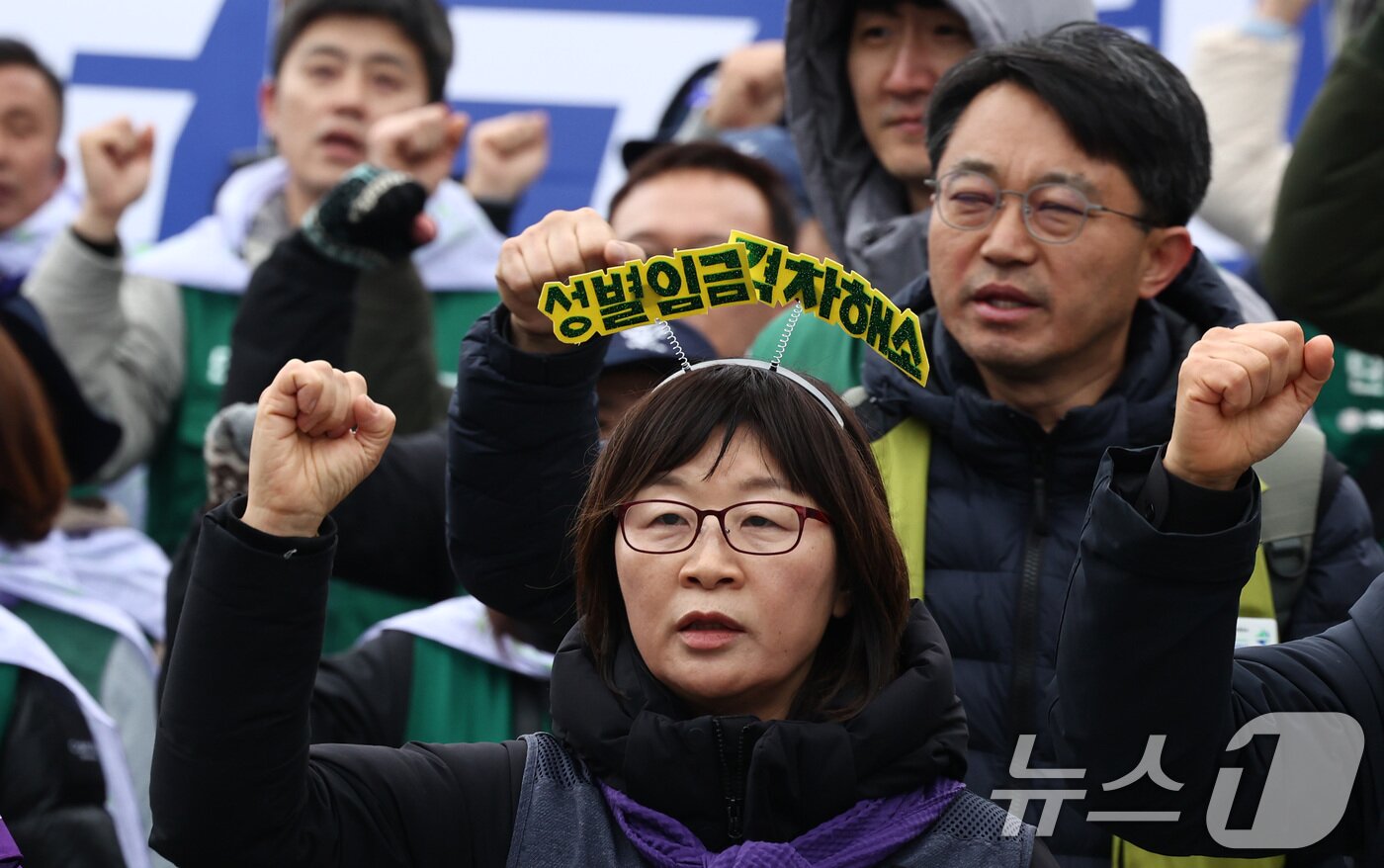 본문 이미지 - 민주노총 조합원들이 6일 오후 서울 종로구 광화문 동십자각에서 열린 3.8 세계 여성의 날 전국노동자대회에서 구호를 외치고 있다. 2026.3.6 ⓒ 뉴스1 최지환 기자