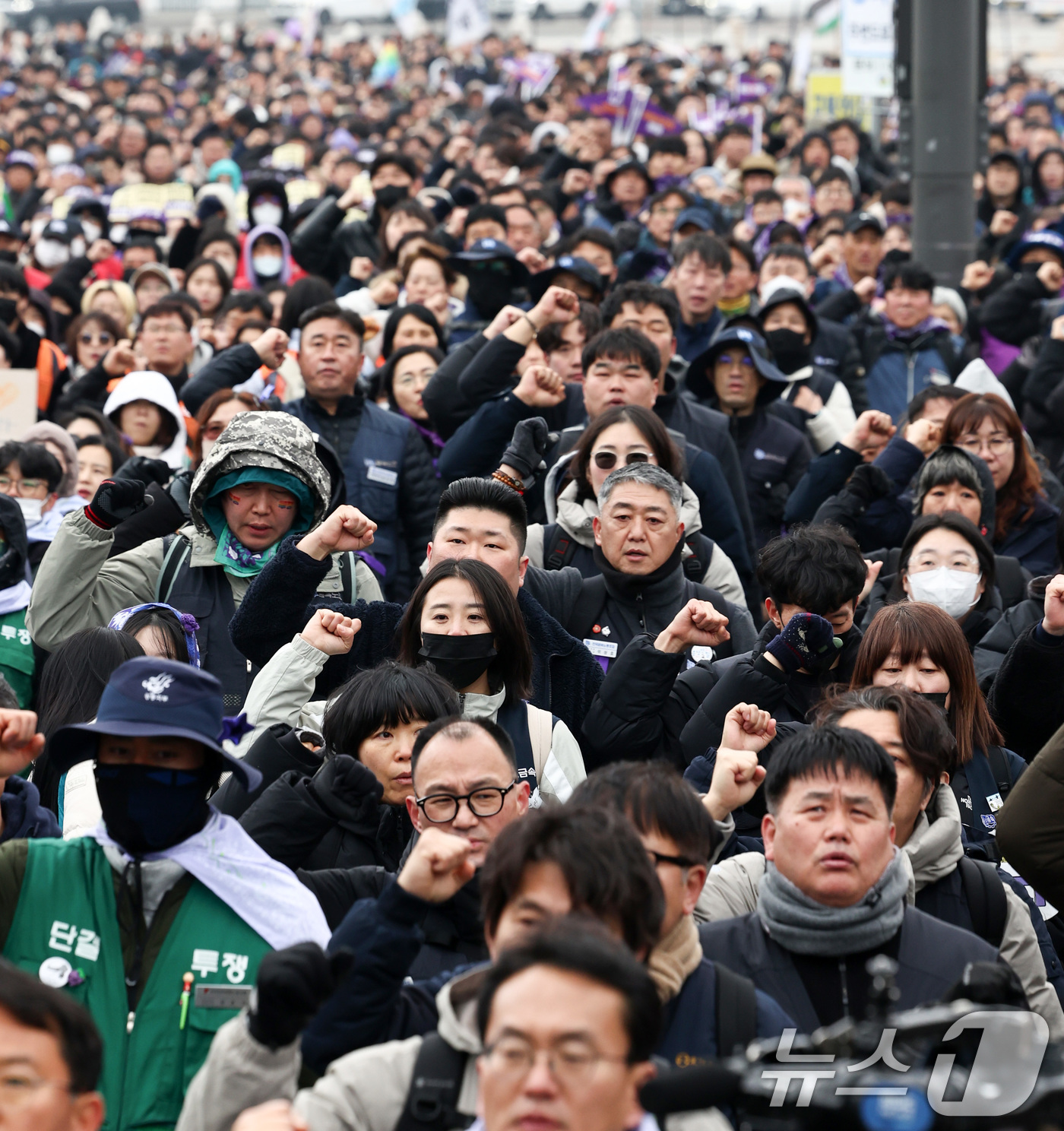 (서울=뉴스1) 최지환 기자 = 민주노총 조합원들이 6일 오후 서울 종로구 광화문 동십자각에서 열린 3.8 세계 여성의 날 전국노동자대회에서 구호를 외치고 있다. 2026.3.6/ …