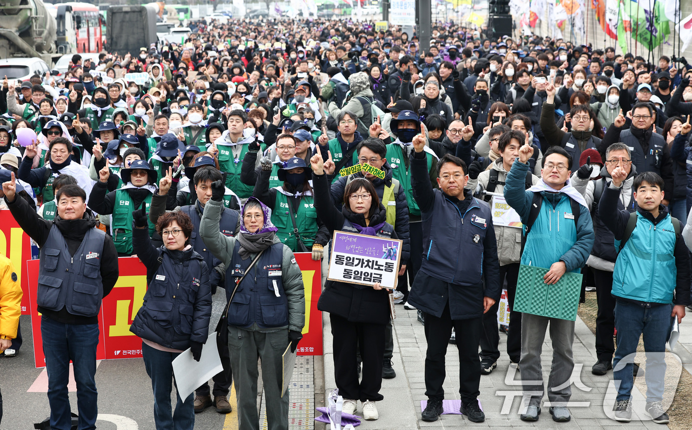(서울=뉴스1) 최지환 기자 = 민주노총 조합원들이 6일 오후 서울 종로구 광화문 동십자각에서 열린 3.8 세계 여성의 날 전국노동자대회에서 여성 차별 철폐를 요구하는' 3시 스탑 …
