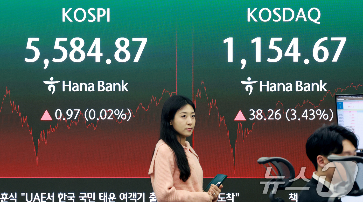 (서울=뉴스1) 이호윤 기자 = 6일 서울 중구 하나은행 본점 딜링룸 전광판에 종가가 표시되고 있다. 이날 코스피 지수는 전일대비 0.97p(0.02%) 오른 5584.87에 코스 …