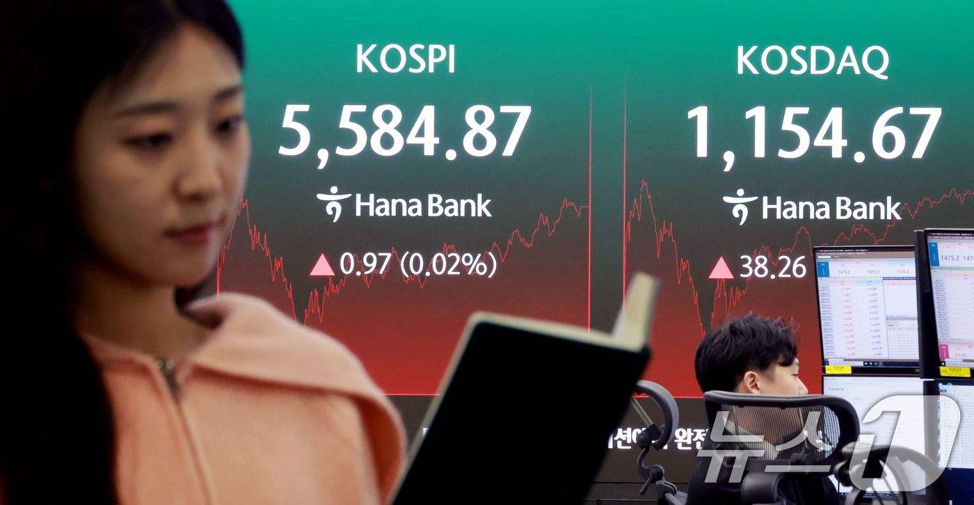 (서울=뉴스1) 이호윤 기자 = 6일 서울 중구 하나은행 본점 딜링룸 전광판에 종가가 표시되고 있다. 이날 코스피 지수는 전일대비 0.97p(0.02%) 오른 5584.87에 코스 …