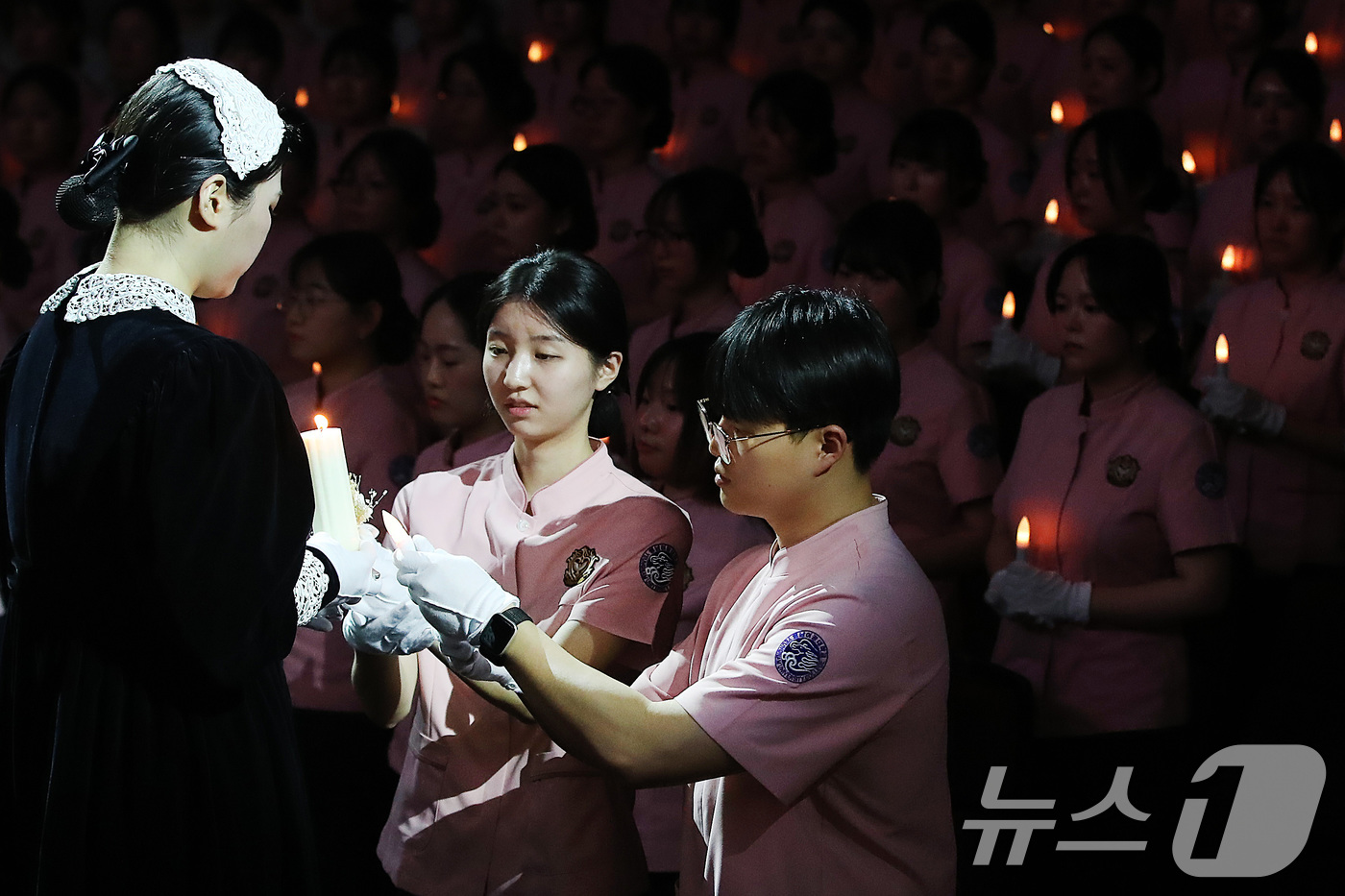 (대구=뉴스1) 공정식 기자 = 6일 오후 대구 남구 영남이공대에서 열린 '제41회 나이팅게일 선서식'에서 임상실습을 앞둔 간호대학 간호학과 3학년 학생 216명이 나이팅게일을 본 …