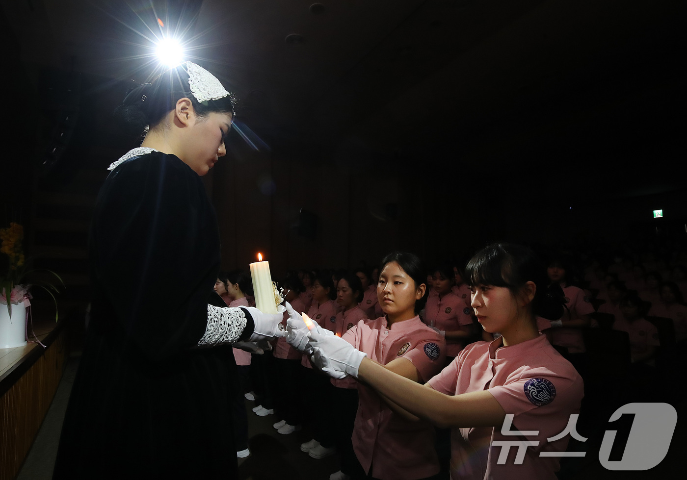 (대구=뉴스1) 공정식 기자 = 6일 오후 대구 남구 영남이공대에서 열린 '제41회 나이팅게일 선서식'에서 임상실습을 앞둔 간호대학 간호학과 3학년 학생 216명이 나이팅게일을 본 …