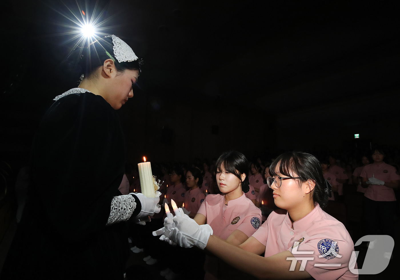 (대구=뉴스1) 공정식 기자 = 6일 오후 대구 남구 영남이공대에서 열린 '제41회 나이팅게일 선서식'에서 임상실습을 앞둔 간호대학 간호학과 3학년 학생 216명이 나이팅게일을 본 …